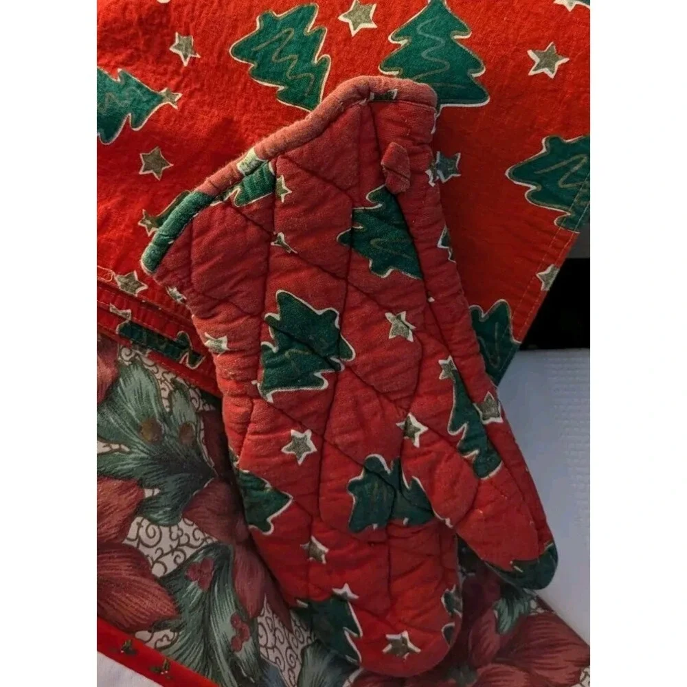 VTG Pier 1 Christmas Placemats and Matching Oven Mitt. Red‎ With Green Trees